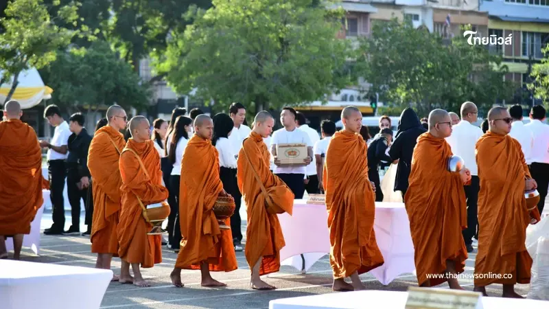 รับพรปีใหม่ กทม. จัดตักบาตรพระ 69 รูป เสริมสิริมงคลต้อนรับปี 2569