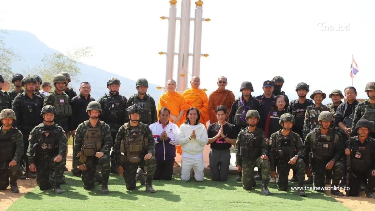 ธงไตรรงค์โบกสะบัดเหนือผืนแผ่นดินไทย พิธีเชิญธงชาติ ณ ช่องอานม้า