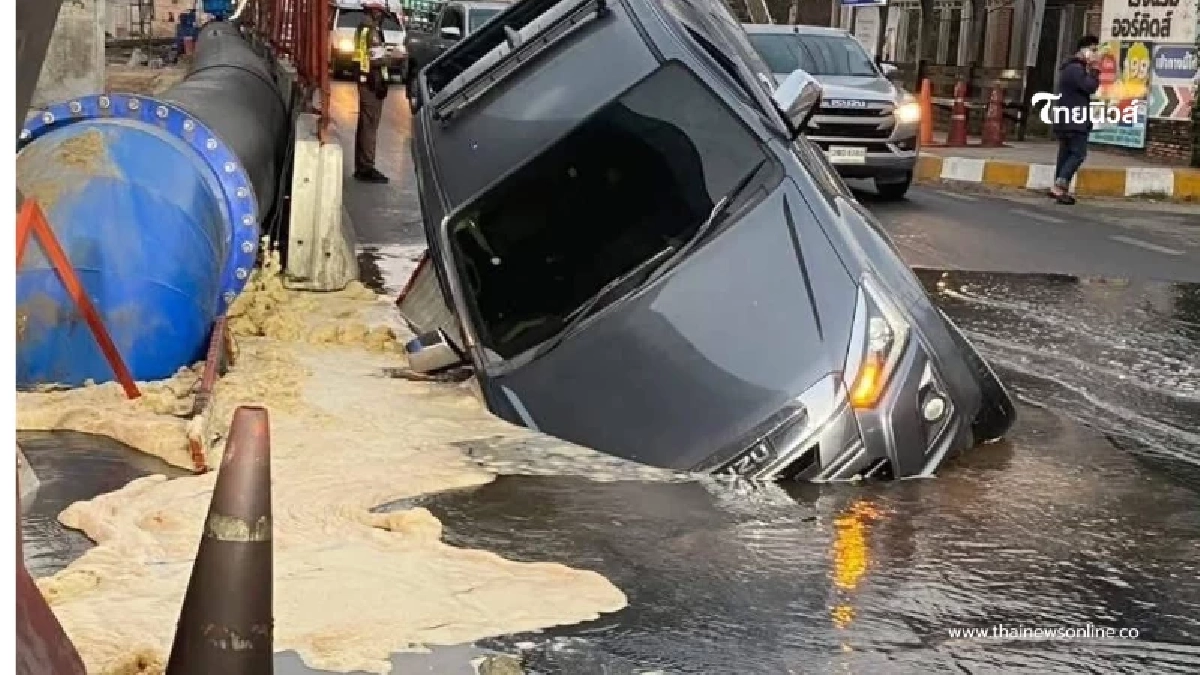 เปิดสาเหตุ ถนนพระราม 2 ทรุดตัว กระบะตกหลุมลึก โชคดีไม่เป็นอะไร