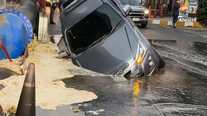 เปิดสาเหตุ ถนนพระราม 2 ทรุดตัว กระบะตกหลุมลึก โชคดีไม่เป็นอะไร