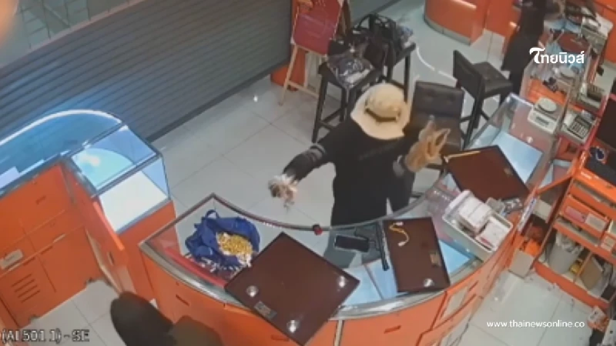 เปิดวงจรปิด นาทีคนร้ายมุดเข้าร้าน ตกใจมูลค่าทอง 149 บาท ที่ได้ไป เปิดวงจรปิด นาทีคนร้ายมุดเข้าร้าน ตกใจมูลค่าทอง 149 บาท ที่ได้ไป