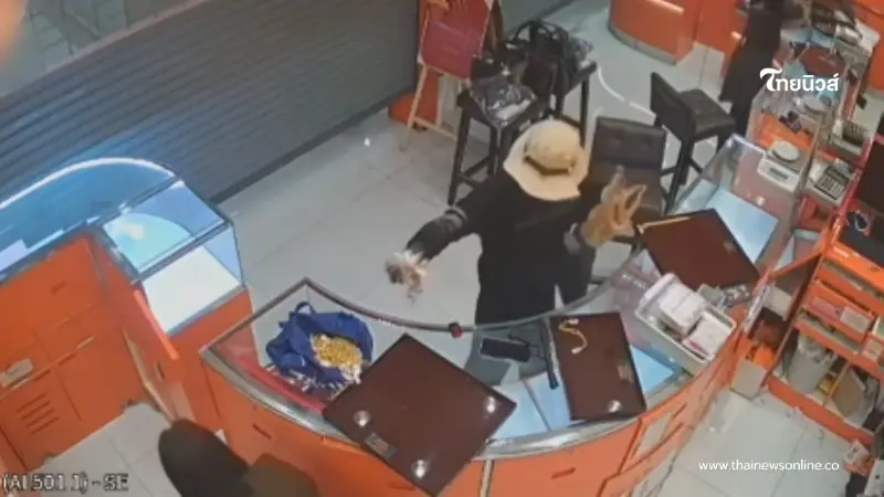 เปิดวงจรปิด นาทีคนร้ายมุดเข้าร้าน ตกใจมูลค่าทอง 149 บาท ที่ได้ไป เปิดวงจรปิด นาทีคนร้ายมุดเข้าร้าน ตกใจมูลค่าทอง 149 บาท ที่ได้ไป