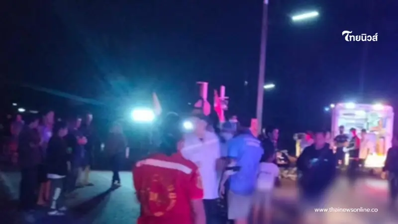 สลดใจ พ่อแม่ - ลูก ดับ 4 ร่าง ขี่รถจักรยานยนต์พุ่งชนรถกระบะ