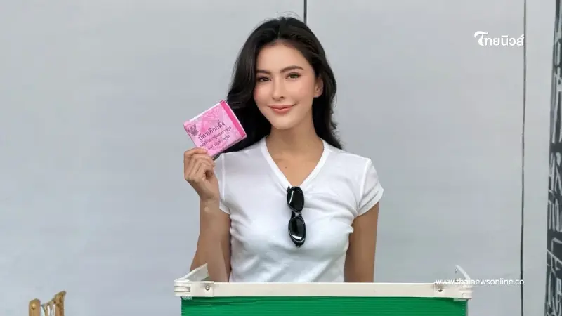 แฟนคลับโฟกัสผิดจุด “ศรีริต้า” ช็อตไหว้ก่อนหย่อนบัตรสุดเอ็นดู