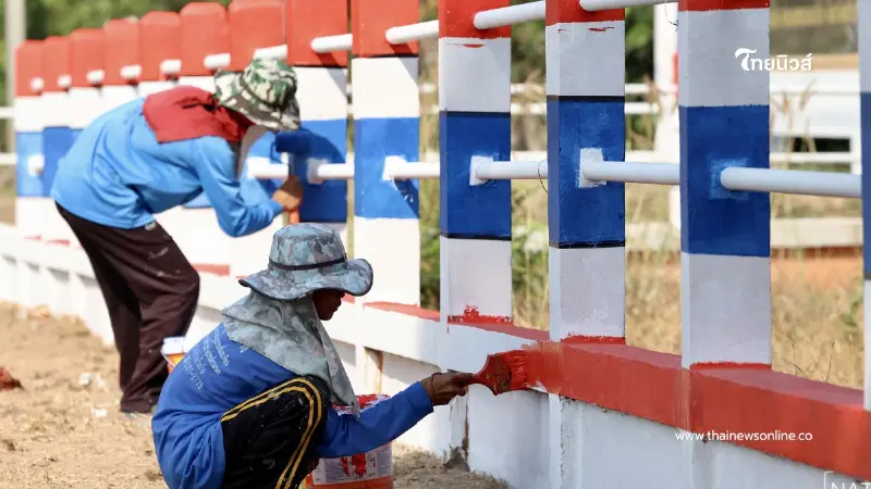 โรงเรียนชายแดนสุรินทร์ทาสีรั้วลายธงชาติ ส่งกำลังใจแนวหน้าไทย
