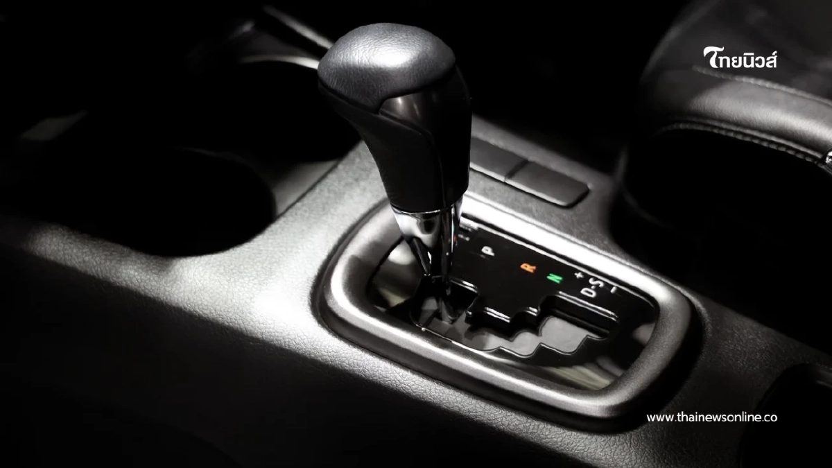 อย่าหาทำ! จอดติดไฟแดงใส่เกียร์ P เสี่ยงเกียร์พัง ค่าซ่อมหลักแสน