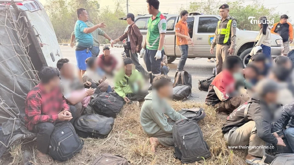 ซิ่งหนีไม่รอด! กระบะลอบขนแรงงานเถื่อนพลิกคว่ำ เจ็บกว่า 20 ราย