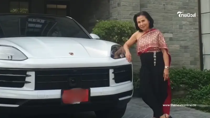 อินเทรนด์ไม่ไหว! “คุณยายหนิง” ห่มสไบรับรถใหม่ ป้ายแดงเลขงาม