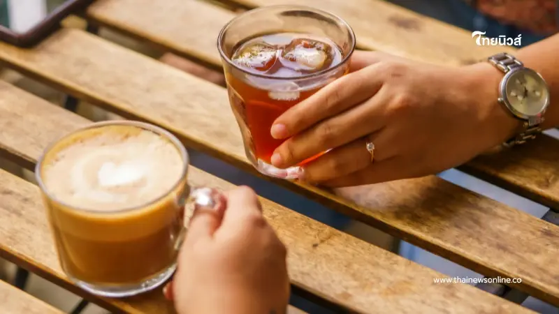 ชาเขียว หรือ กาแฟ ดีกว่ากัน? ดื่มอะไรให้เหมาะ สุขภาพดีไม่พัง ชาเขียว หรือ กาแฟ ดีกว่ากัน? ดื่มอะไรให้เหมาะ สุขภาพดีไม่พัง