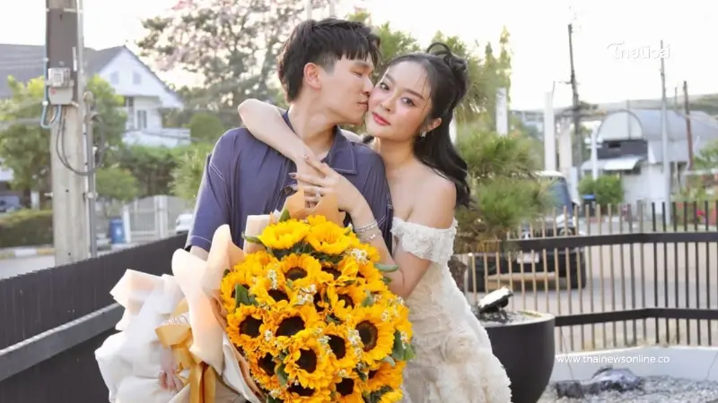 ครบรอบ 7 ปีไม่มีแผ่ว “พีท กันตพร” ของขวัญไม่ธรรมดา ให้ “แก้มบุ๋ม” ครบรอบ 7 ปีไม่มีแผ่ว “พีท กันตพร” ของขวัญไม่ธรรมดา ให้ “แก้มบุ๋ม”