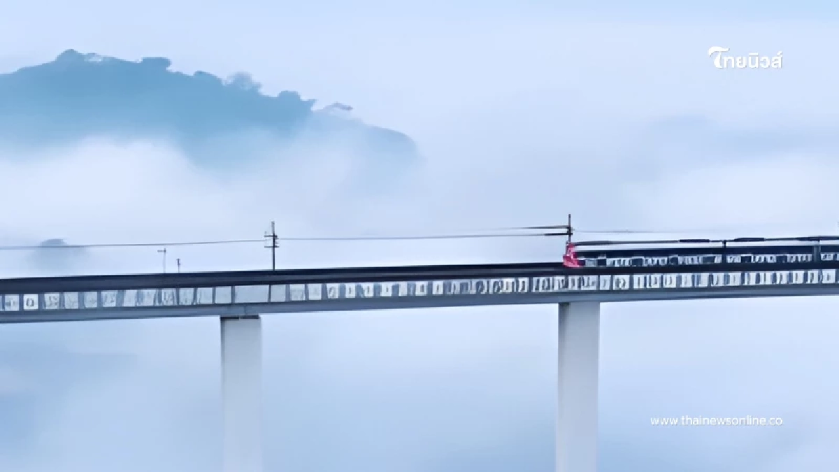 ราวกับเทพนิยาย ชมภาพรถไฟฉงชิ่งทะยานเหนือทะเลหมอก ดั่งวิ่งอยู่บนท้องฟ้า
