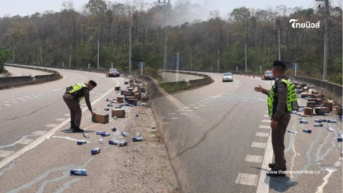 เกลื่อนทางหลวง 118 นมกล่องปริศนาตกเต็มถนน ตร.เร่งเคลียร์