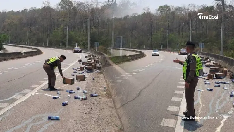 เกลื่อนทางหลวง 118 นมกล่องปริศนาตกเต็มถนน ตร.เร่งเคลียร์