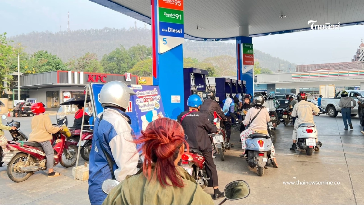 ชาวแม่ฮ่องสอนแห่เติมน้ำมันเกลี้ยงปั๊ม หวั่นราคาพุ่งจากสงคราม