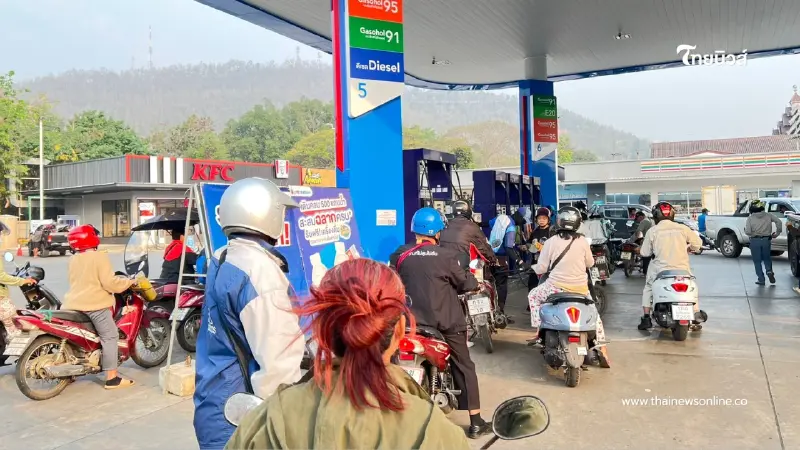 ชาวแม่ฮ่องสอนแห่เติมน้ำมันเกลี้ยงปั๊ม หวั่นราคาพุ่งจากสงคราม