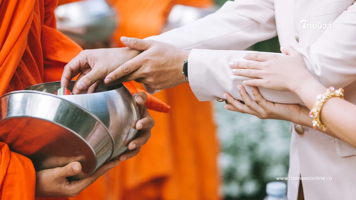 ภาพคล้ายของใส่บาตรถูกทิ้งข้างทาง ถกเดือดพระจริงหรือปลอม