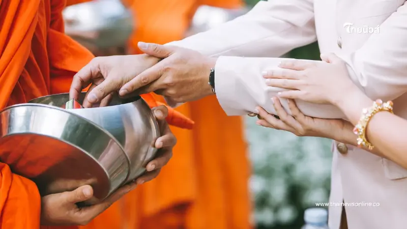 ภาพคล้ายของใส่บาตรถูกทิ้งข้างทาง ถกเดือดพระจริงหรือปลอม