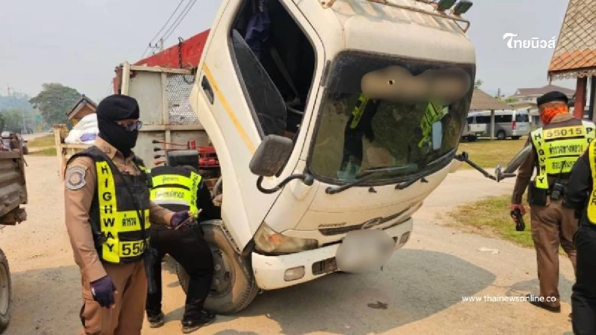 ตร.ทางหลวงพะเยาเข้ม รถบรรทุกดินไม่คลุมผ้า ทำฝุ่นคลุ้ง-ดินเกลื่อนถนน ตร.ทางหลวงพะเยาเข้ม รถบรรทุกดินไม่คลุมผ้า ทำฝุ่นคลุ้ง-ดินเกลื่อนถนน