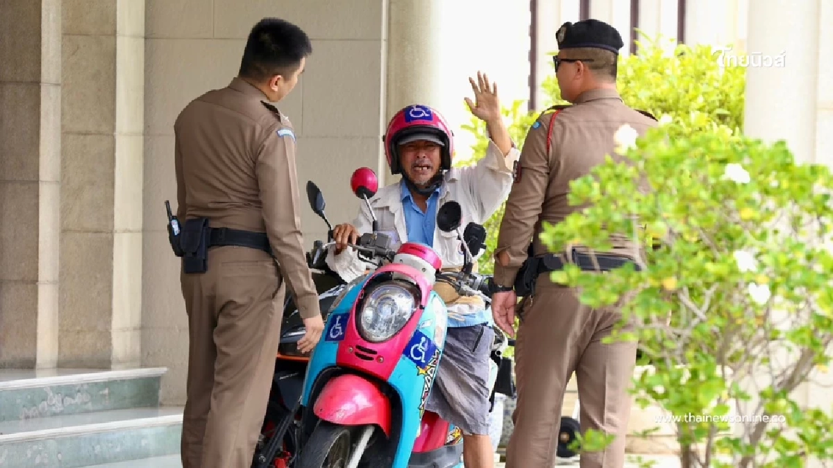 วุ่น! ลุงขี่จยย.ติดสติกเกอร์คนพิการ บุกทำเนียบ ตะโกนเรียกอนุทิน