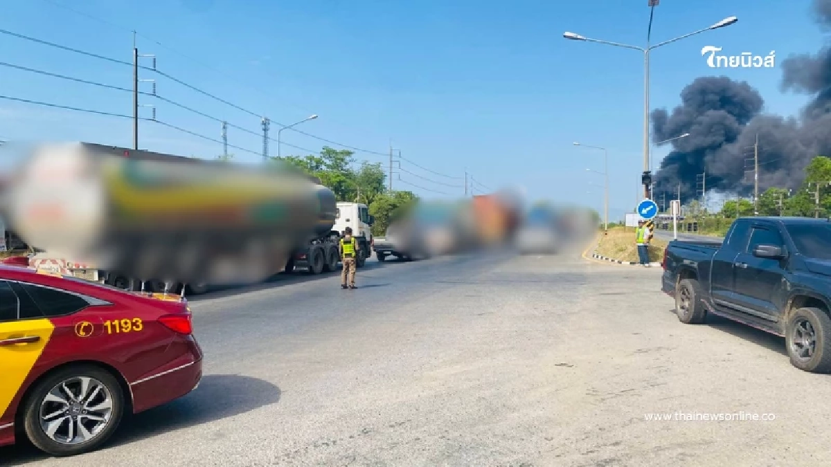 ไฟไหม้โรงงานใกล้ปั๊มน้ำมัน กบินทร์บุรี ตร.ทางหลวงเร่งเคลียร์เส้นทาง