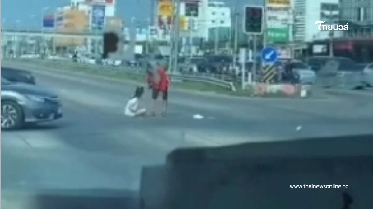 คู่รักงอนสาวนั่งประชดกลางแยกไฟแดงชลบุรี ทำรถติดขัดกลางแดดร้อน