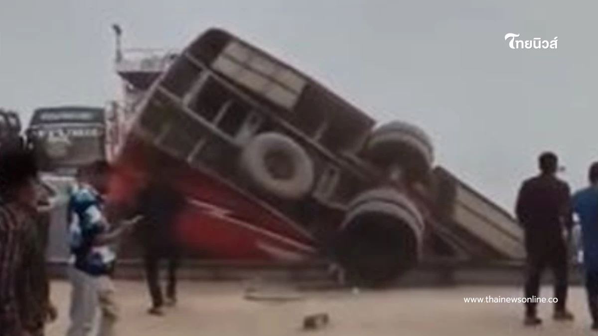 โศกนาฏกรรมสลด เซ่นแล้ว 24 ราย รถบัสพลิกคว่ำตกแม่น้ำในบังกลาเทศ