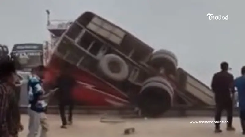 โศกนาฏกรรมสลด เซ่นแล้ว 24 ราย รถบัสพลิกคว่ำตกแม่น้ำในบังกลาเทศ