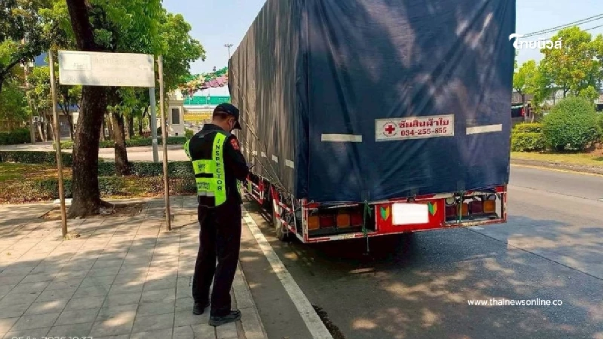 ลุยตรวจควันดำหนองแขม สุ่มเช็กรถบรรทุก 21 คัน สกัดฝุ่น PM2.5