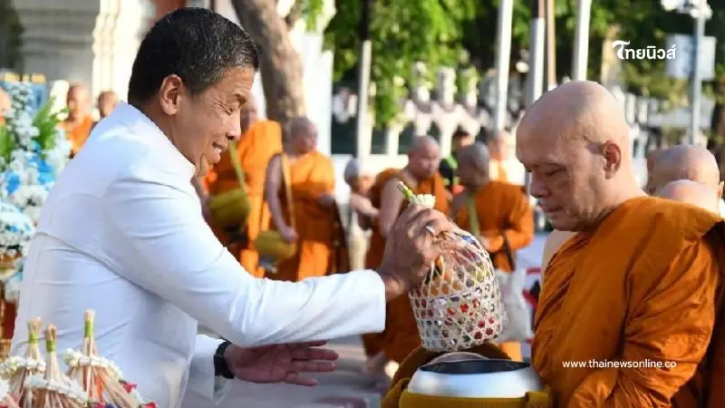 ภาพประทับใจ ผู้ว่าฯ ชัชชาตินำชาว กทม. ตักบาตรวันมาฆบูชา สืบสานประเพณี