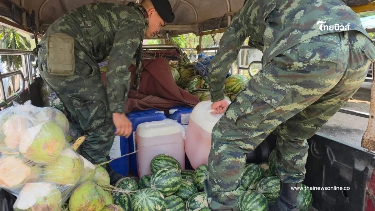 จับกระบะซุกน้ำมันเถื่อนใต้กองแตงโม สกัดลอบส่งขายเมียนมา