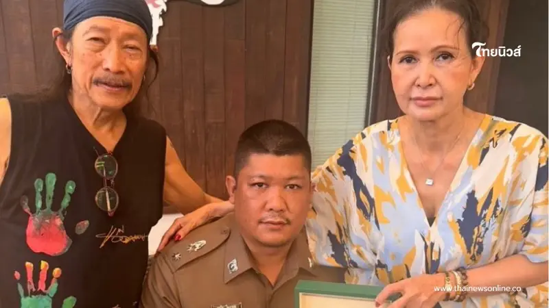 "แอ๊ด คาราบาว" ยิ้มไม่หุบ ลูกชายติดยศ ว่าที่ พ.ต.ท. มอบของขวัญฉลอง "แอ๊ด คาราบาว" ยิ้มไม่หุบ ลูกชายติดยศ ว่าที่ พ.ต.ท. มอบของขวัญฉลอง