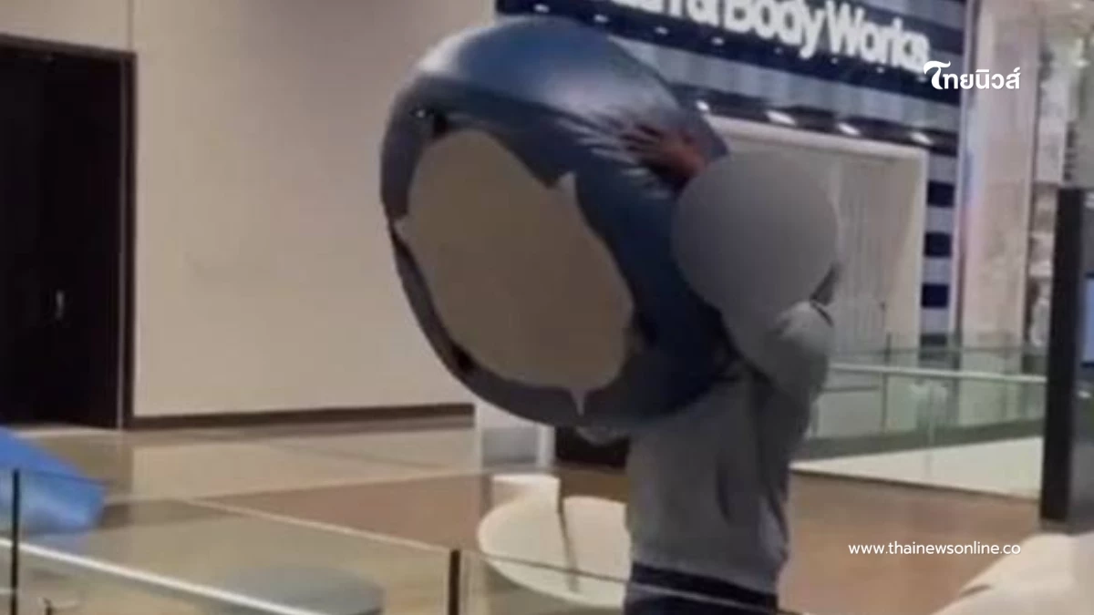 วัยรุ่นห้าว โยนเก้าอี้น้ำหนัก 15 กก. ไปชั้นล่างที่มีคนเดินเยอะๆ