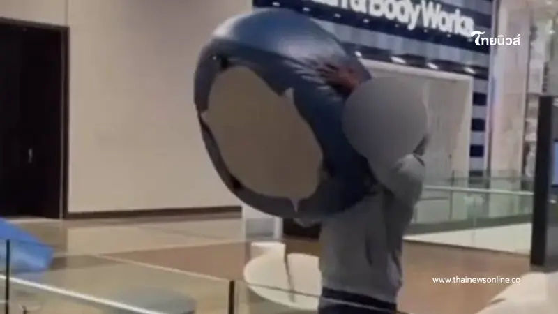 วัยรุ่นห้าว โยนเก้าอี้น้ำหนัก 15 กก. ไปชั้นล่างที่มีคนเดินเยอะๆ