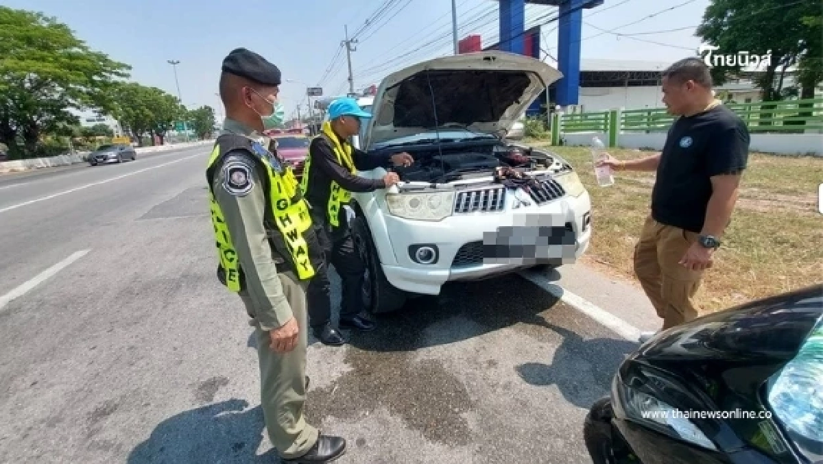 ตร.ทางหลวงนครสวรรค์ ช่วยเก๋งหม้อน้ำพังริมทางพหลโยธิน ส่งช่างช่วยถึงที่