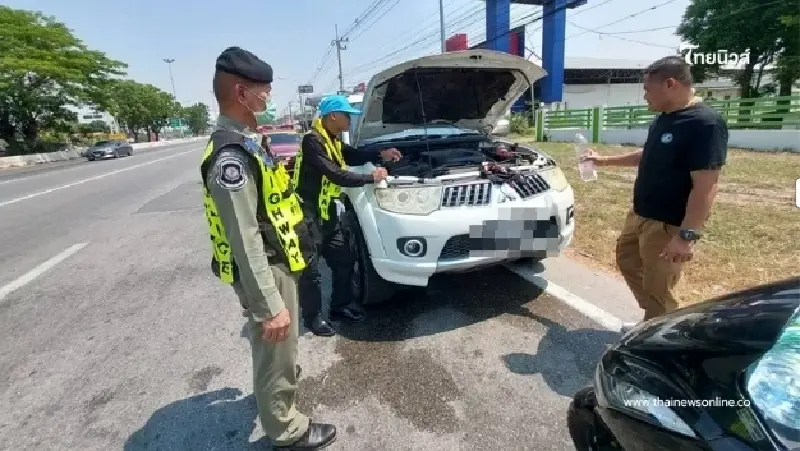 ตร.ทางหลวงนครสวรรค์ ช่วยเก๋งหม้อน้ำพังริมทางพหลโยธิน ส่งช่างช่วยถึงที่