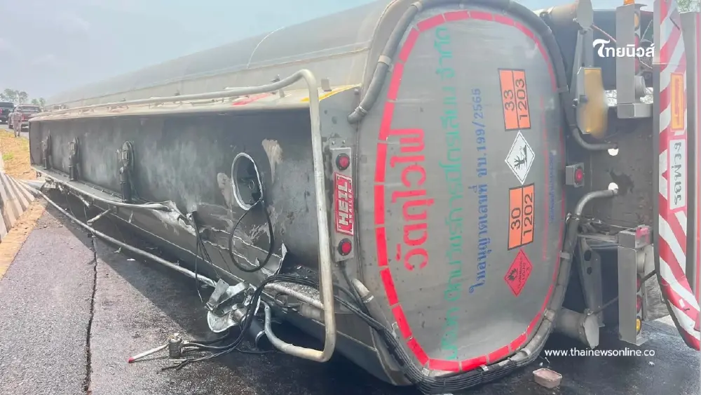 ระทึก! รถบรรทุกน้ำมันพลิกคว่ำ น่าน น้ำมันไหลทะลัก 6 พันลิตร