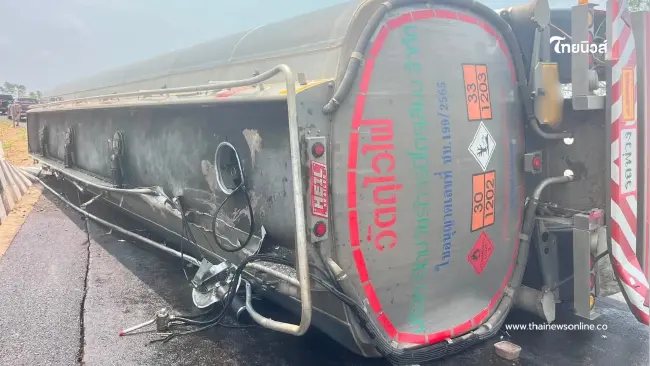 ระทึก! รถบรรทุกน้ำมันพลิกคว่ำ น่าน น้ำมันไหลทะลัก 6 พันลิตร