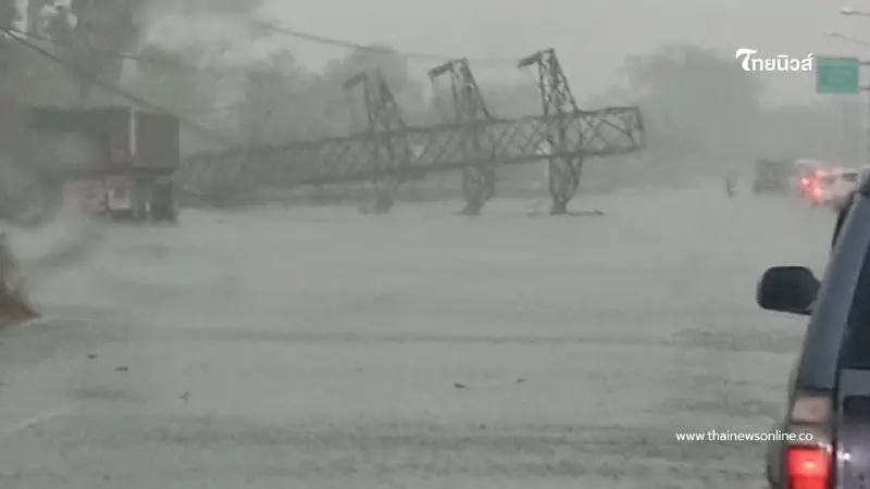 เสาไฟล้มหลายต้นช่วงแยกโคกหอม สวนน้อมเกล้า กบินทร์บุรี เร่งแก้ไข