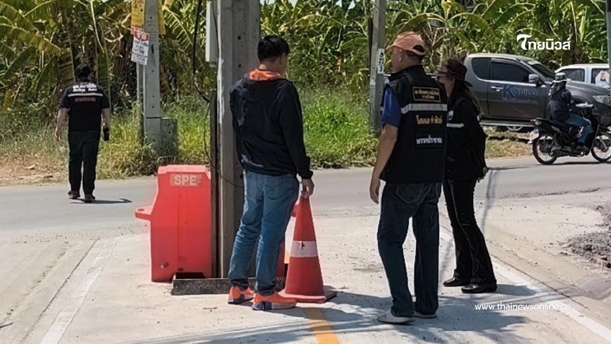 งง! เสาไฟโผล่กลางถนนนนทบุรี ชาวบ้านถามทำไมไม่คุยกัน!