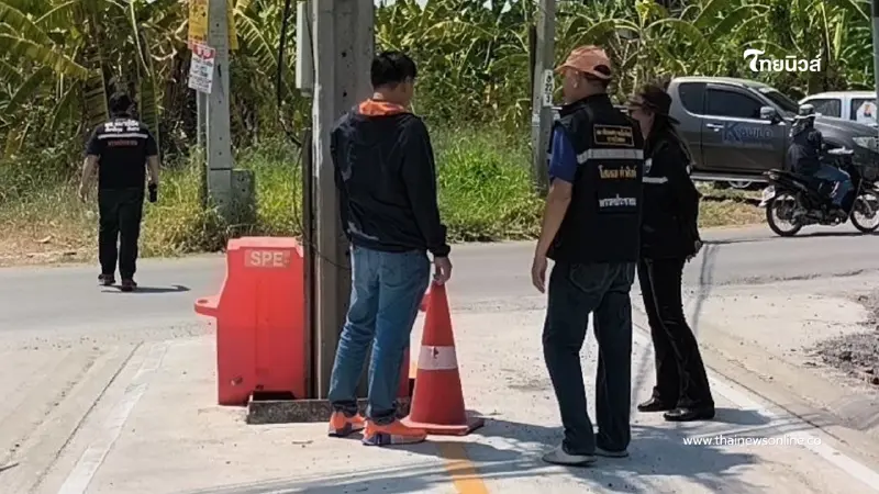 งง! เสาไฟโผล่กลางถนนนนทบุรี ชาวบ้านถามทำไมไม่คุยกัน!