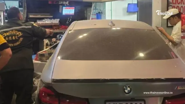 เปิดทะเบียนรถหรูขับพุ่งชนร้านไก่ทอดชื่อดัง โชคดีไร้เสียชีวิต