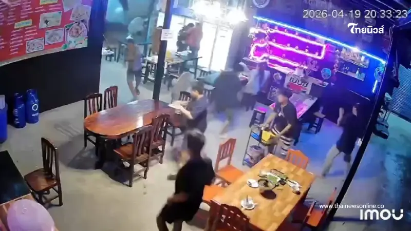 นาทีระทึก! พายุถล่มแม่สายรอบ 2 ประตูร้านปลิว ลูกค้าหนีกระเจิง