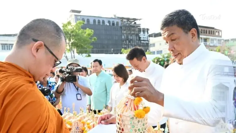 เลขมงคล 69 รูป ผู้ว่าฯ ชัชชาตินำทัพตักบาตรลานคนเมือง รับเฮงสงกรานต์