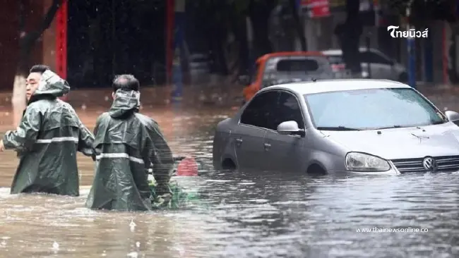 กว่างซีวิกฤต เปิดนาทีฝนถล่มชินโจว น้ำท่วมสูงจนรถลอยค้าง เจ้าหน้าที่เร่งกู้ภัย