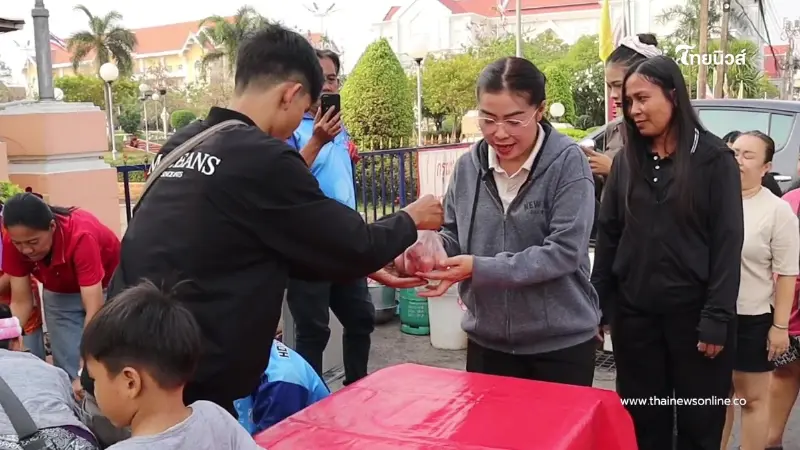 หนุ่มขนไข่ 6,000 ฟองแจกฟรีชาวอุดรฯ ช่วยลดภาระน้ำมันแพง