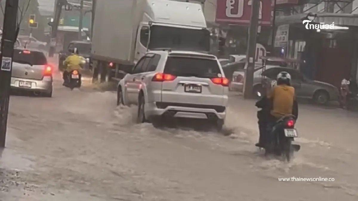 ฝนตกหนักโคราช แป๊บเดียวท่วมแอ่งกระทะ ทำการสัญจรลำบาก ฝนตกหนักโคราช แป๊บเดียวท่วมแอ่งกระทะ ทำการสัญจรลำบาก