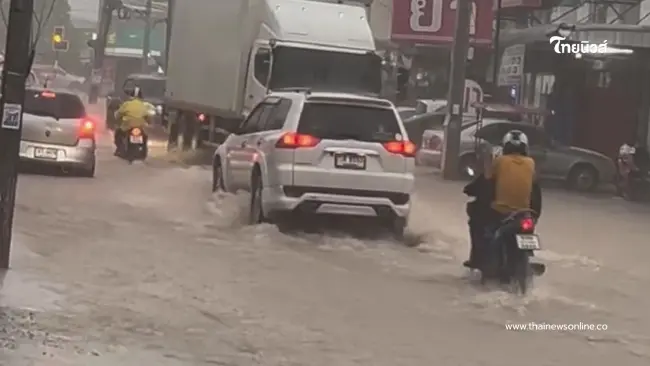 ฝนตกหนักโคราช แป๊บเดียวท่วมแอ่งกระทะ ทำการสัญจรลำบาก ฝนตกหนักโคราช แป๊บเดียวท่วมแอ่งกระทะ ทำการสัญจรลำบาก