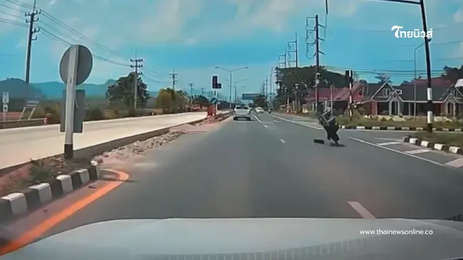 นาทีระทึก! ไฟแดงยักษ์ร่วงกลางถนนแม่สาย หวิดทับหัวคนขับ