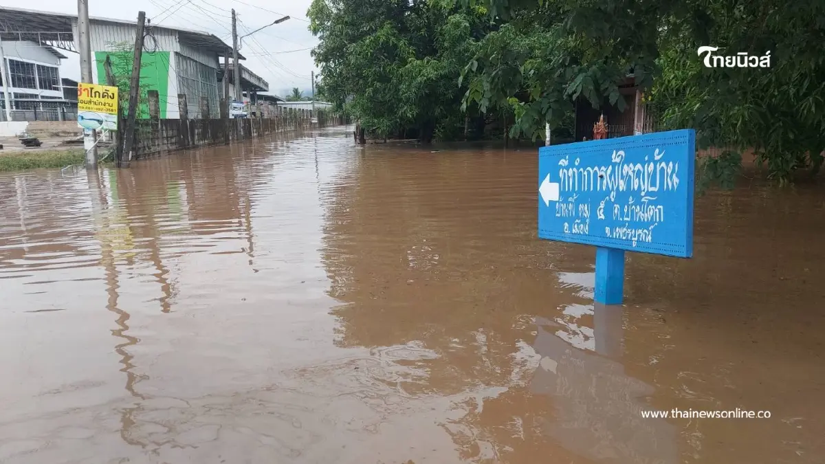 น้ำป่าทะลักท่วมบ้านโตกเพชรบูรณ์รอบที่3 รถจยย.ลอยตามน้ำ น้ำป่าทะลักท่วมบ้านโตกเพชรบูรณ์รอบที่3 รถจยย.ลอยตามน้ำ