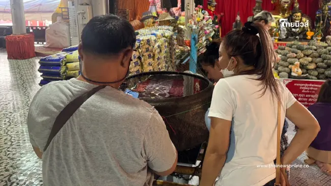 คอหวยไม่พลาด! แห่รุมส่องเลขในอ่างน้ำมนต์บนศาลาบุญช่วย